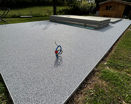 Bordure de piscine en moquette de pierres à Bourgoin Jallieu
