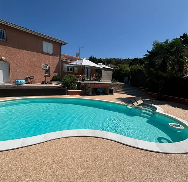 Pose d'une bordure de piscine en moquette de pierres à Bourgoin Jallieu