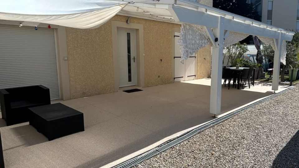 Rénovation d’une terrasse en moquette de pierre à Grigny