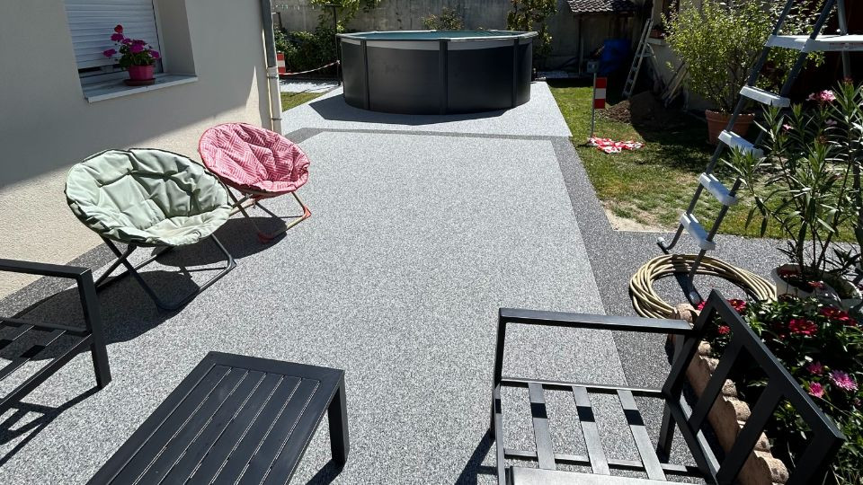Rénovation d’une terrasse en moquette de pierre à la tour du pin